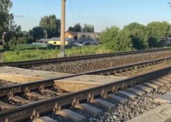 В Искитимском районе подросток попал под поезд из-за наушников