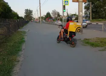 В Новосибирской области зарплата курьеров превосходит доходы людей с высшим образованием