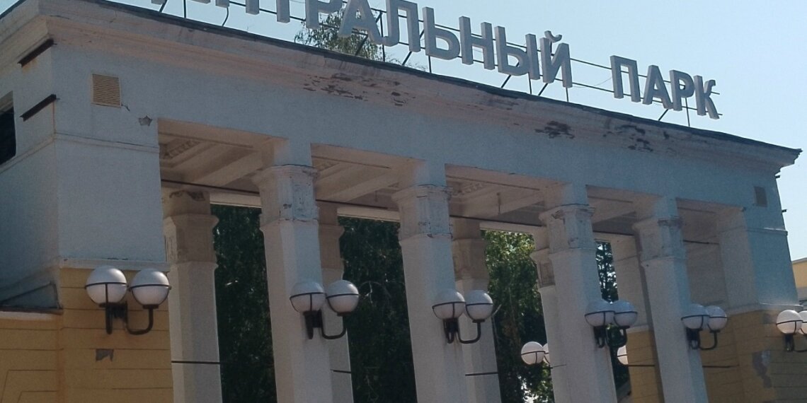 Новосибирцев призвали не ходить в парки из-за шторма