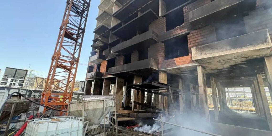 Пожар в строящемся ЖК в Омске унёс жизнь одного человека, ещё семеро — в реанимации