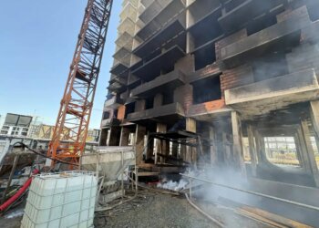 Пожар в строящемся ЖК в Омске унёс жизнь одного человека, ещё семеро — в реанимации