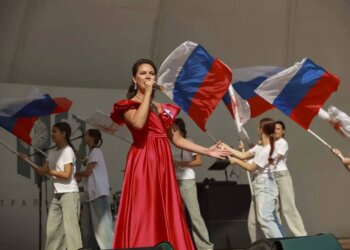 В Центральном парке отметили День Государственного флага РФ