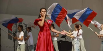 В Центральном парке отметили День Государственного флага РФ