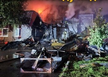 Автомойка и частный дом загорелись ночью в Новосибирске
