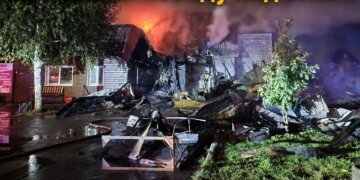 Автомойка и частный дом загорелись ночью в Новосибирске