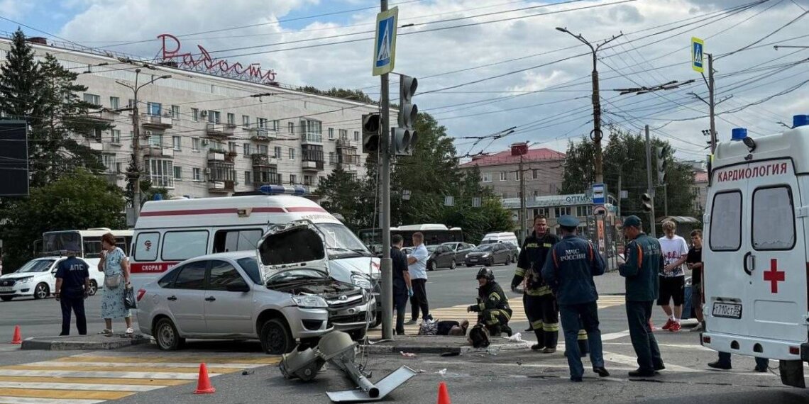 В Омске автомобиль влетел в толпу пешеходов на островке безопасности: восемь пострадавших