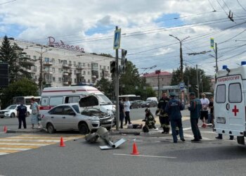 В Омске автомобиль влетел в толпу пешеходов на островке безопасности: восемь пострадавших