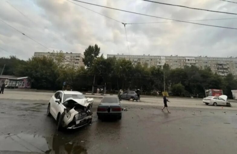 Водитель BMW X5 без сознания спровоцировал столкновение четырёх машин в Новосибирске