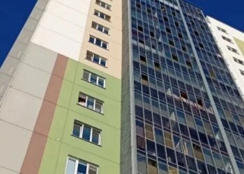 В Новосибирске девушку сняли с балкона 13-го этажа