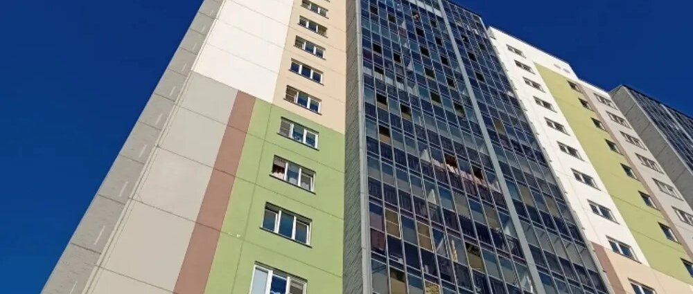 В Новосибирске девушку сняли с балкона 13-го этажа