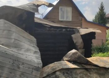 Четыре газовых баллона в огне: спасатели предотвратили взрыв под Новосибирском