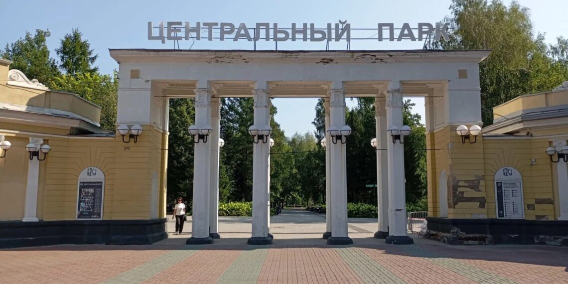 Прощаемся с огоньком: в Новосибирске лето проводят файер-шоу