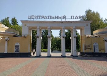 Прощаемся с огоньком: в Новосибирске лето проводят файер-шоу