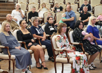 Многодетные семьи Новосибирской области получили сертификаты на покупку автомобилей