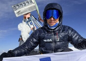 Сила без ног: как новосибирский альпинист помог другу пересечь Эльбрус на руках