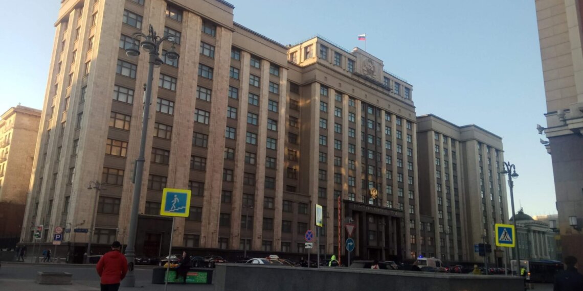 Депутаты Госдумы РФ предложили узаконить 13-ю зарплату