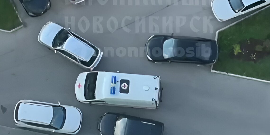 В ЖК «Сокольники» женщина на автомобиле перекрыла проезд скорой помощи