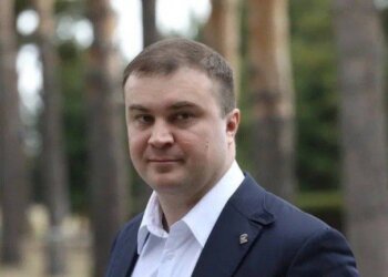 «Пострадавших нет»: Хоценко сообщил о пожаре в поле под Омском после падения обломков сбитого БПЛА