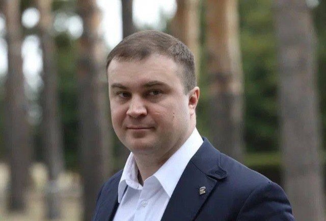 «Пострадавших нет»: Хоценко сообщил о пожаре в поле под Омском после падения обломков сбитого БПЛА