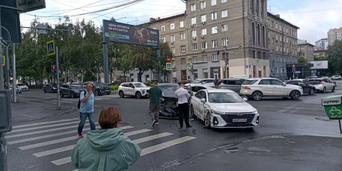 Два автомобилиста не поделили Красный проспект