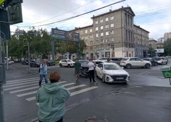 Два автомобилиста не поделили Красный проспект