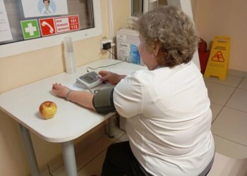 Новосибирский врач предупредил об опасности ватных палочек при чистке ушей