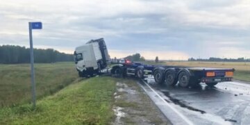 Водитель Nissan погиб на трассе под Новосибирском