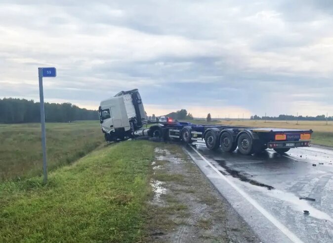 Водитель Nissan погиб на трассе под Новосибирском