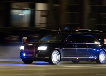 15 машин с мигалками: новосибирцы сняли ночной кортеж Путина на улицах города