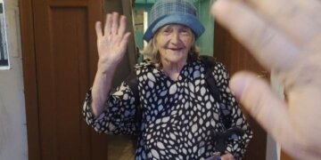 Потеряла ключи после ужина: 89-летнюю сибирячку спасли от ночлега на улице
