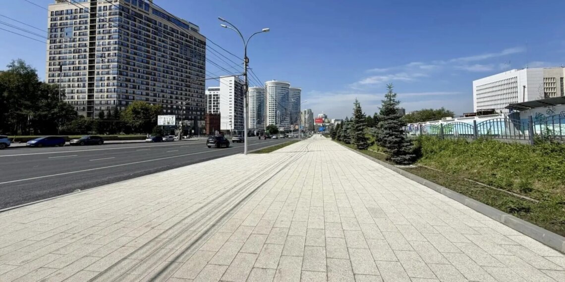 Пешеходная зона у станции метро «Октябрьская» обновлена на 300 метров