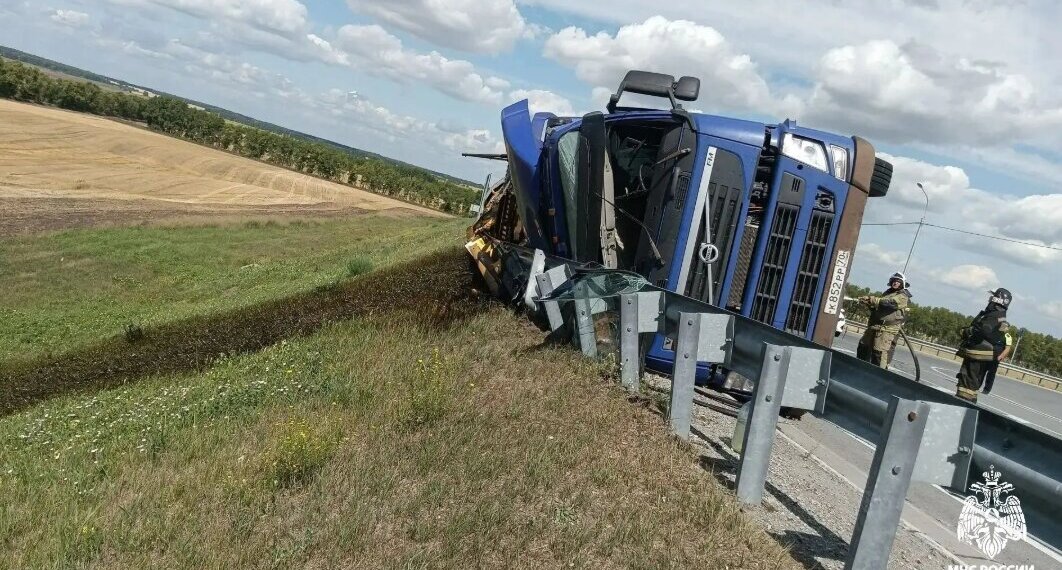 Автоцистерна с нефтью опрокинулась в НСО