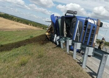 Автоцистерна с нефтью опрокинулась в НСО