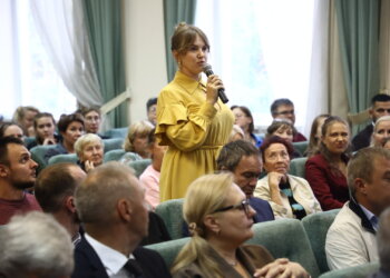 Максим Кудрявцев обсудил с жителями Октябрьского района развитие инфраструктуры и благоустройство