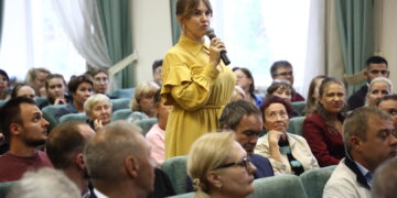 Максим Кудрявцев обсудил с жителями Октябрьского района развитие инфраструктуры и благоустройство