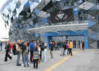 «Сибирь-Арене» нужно заменить треснувшие стёкла, но подрядчик пока не нашёлся