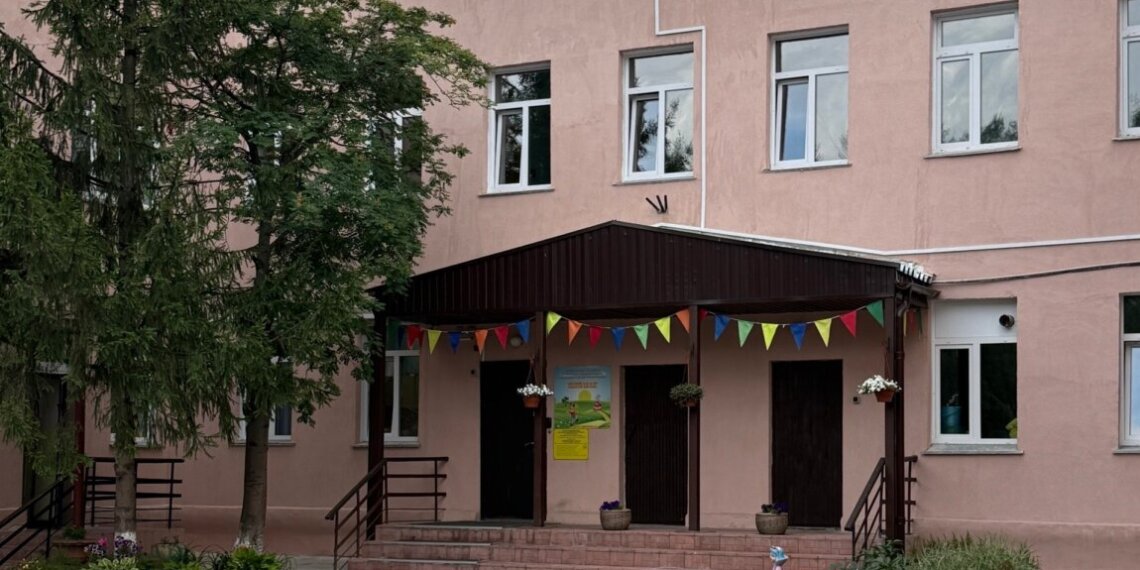 Школы, библиотеки, пешеходные тротуары: представители «Единой России» контролируют работы на социальных объектах