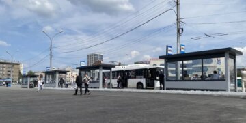 На остановках Новосибирска появятся новые информационные таблички с QR-кодами