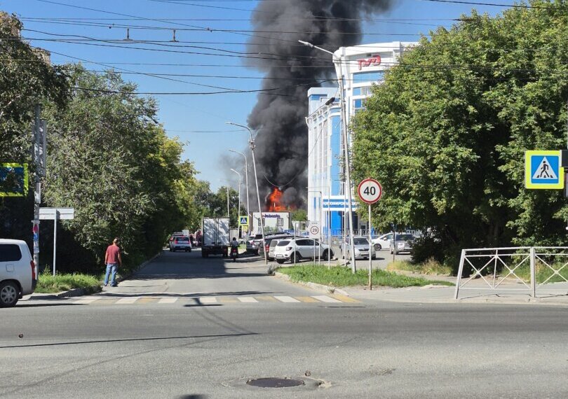 Столб чёрного дыма над центром: в Новосибирске загорелось здание на Хакасской