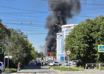Столб чёрного дыма над центром: в Новосибирске загорелось здание на Владимировской