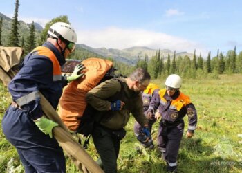 В Хакасии вертолёт МЧС эвакуировал новосибирского туриста с разрывом связок
