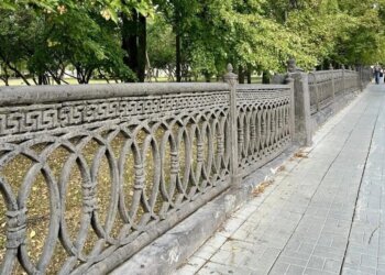 В Новосибирске определили дату завершения ремонта ограды Театрального сквера