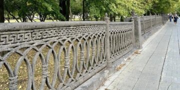 В Новосибирске определили дату завершения ремонта ограды Театрального сквера