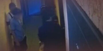 Вооружённая плоскогубцами сибирячка избила двух 12-летних девочек из-за еды на подоконнике