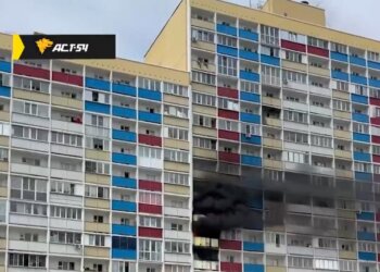 Сразу несколько квартир загорелись на улице Твардовского в Новосибирске