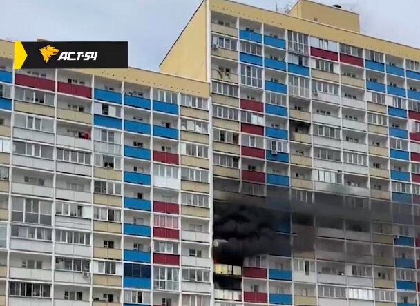 Сразу несколько квартир загорелись на улице Твардовского в Новосибирске