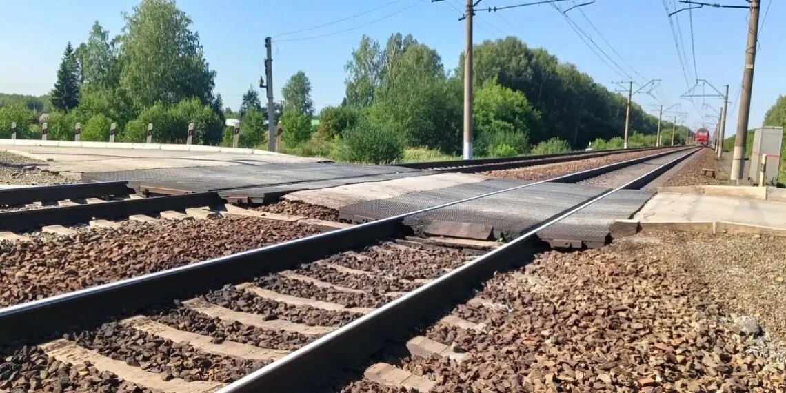 Выехал на красный: под Новосибирском локомотив протаранил легковой автомобиль