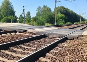 Выехал на красный: под Новосибирском локомотив протаранил легковой автомобиль