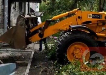 Во дворе новосибирского дома бульдозер уничтожил восьмилетний труд пенсионерки
