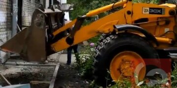 Во дворе новосибирского дома бульдозер уничтожил восьмилетний труд пенсионерки